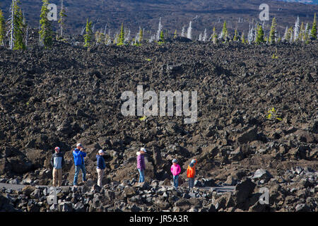 Wanderer auf Lava River National Recreation Trail, McKenzie Pass-Santiam Pass National Scenic Byway, Willamette National Forest, Oregon Stockfoto