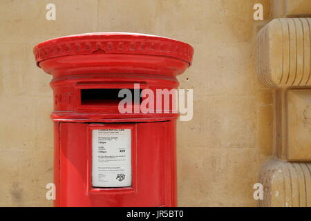 Rot, britischen Stil, Briefkasten, für Merchant Street, Valletta, Malta Stockfoto