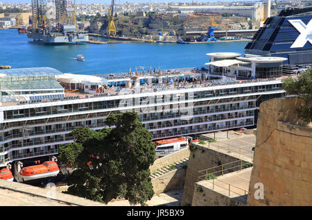 Großes Kreuzfahrtschiff auf Valletta Waterfront, in Malta Stockfoto