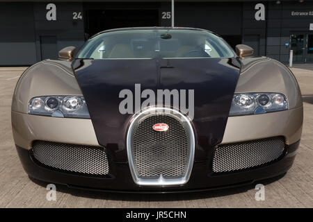 Vorderansicht eines 2007 Bugatti Veyron EB 16.4 auf statische Anzeige im internationalen Fahrerlager im Jahr 2017 Silverstone Classic Stockfoto