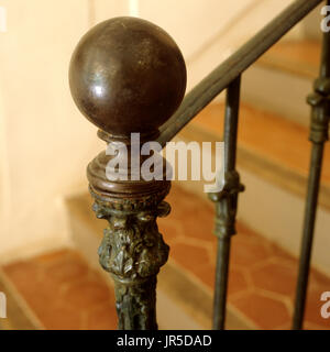 Nahaufnahme des Reglers auf Treppe Geländer Stockfoto
