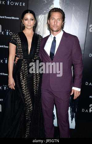 Camila Alves und ihr Ehemann Matthew mcconaughey Besuchen "The Dark Tower" New York Premiere im Museum für Moderne Kunst am 31. Juli 2017 in New York City. Stockfoto