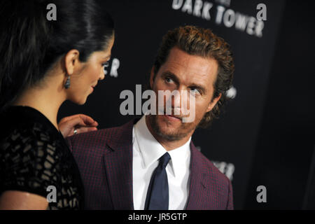 Camila Alves und ihr Ehemann Matthew mcconaughey Besuchen "The Dark Tower" New York Premiere im Museum für Moderne Kunst am 31. Juli 2017 in New York City. Stockfoto