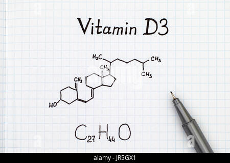 Chemische Formel Vitamin D3 mit schwarzem Stift. Stockfoto