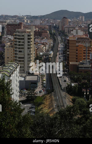Der Blick von der Osborne Stier suchen in Richtung Fuengirola einschließlich der trainline zwischen IT und Malaga Stockfoto