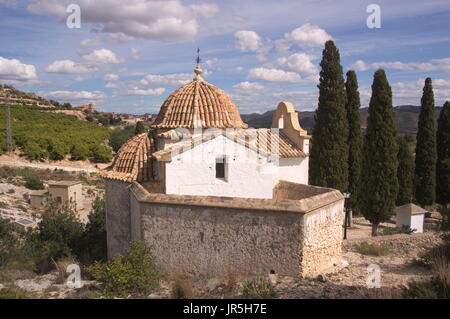 Ermita del Calvari. Kleine Kirche im Berg mit Zypressen. Jahrhundert XVIII Stockfoto