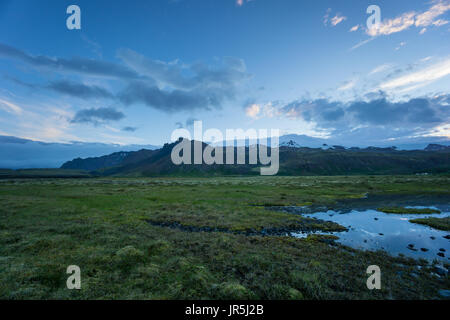 Island - verschneite Berggipfel und reflektierenden Wolken bei Morgendämmerung Stockfoto