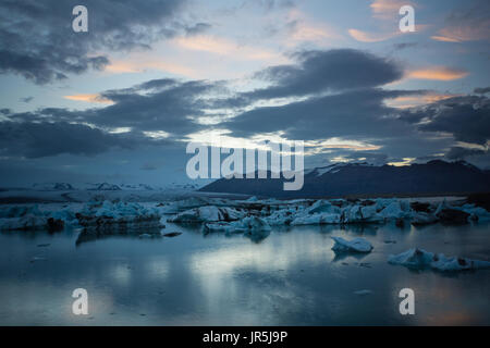 Island - reflektierenden Wolken in Gletscherlagune zwischen riesige Eisblöcke Stockfoto