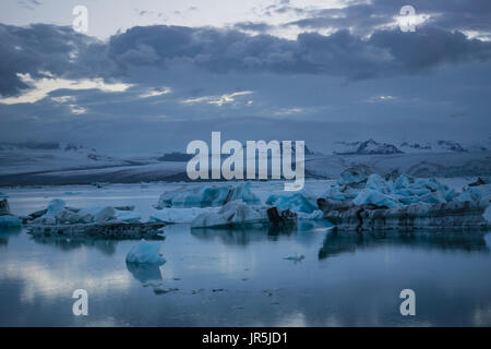 Island - reflektierende Eisschollen in Gletscherlagune am Gletscher vatnajoekull Stockfoto