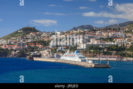 Der Hafen in Funchal auf der portugiesischen Insel Madeira.  Kreuzfahrtschiff Thomson Majestät zu sehen im Hafen angedockt. Stockfoto