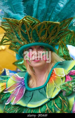 Farbenfrohe Karnevalsumzug durch die Straßen von Bath in Somerset, Vereinigtes Königreich als Teil der Feierlichkeiten für die Olympischen Spiele London 2012 Para. Stockfoto