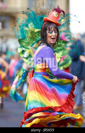 Farbenfrohe Karnevalsumzug durch die Straßen von Bath in Somerset, Vereinigtes Königreich als Teil der Feierlichkeiten für die Olympischen Spiele London 2012 Para. Stockfoto