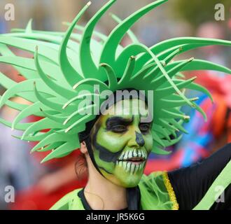 Farbenfrohe Karnevalsumzug durch die Straßen von Bath in Somerset, Vereinigtes Königreich als Teil der Feierlichkeiten für die Olympischen Spiele London 2012 Para. Stockfoto