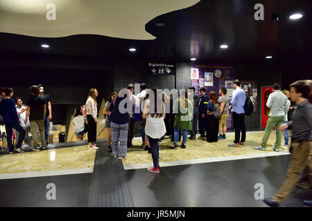 Passagiere, die Tickets für Neapel Metro u-Bahn System am Toledo Bahnhof vor der Rolltreppe untertauchen Stockfoto