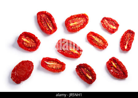 Getrocknete oder getrocknete Tomaten Hälften, Draufsicht, verschiedene Formen. Schneidepfade, Schatten getrennt Stockfoto