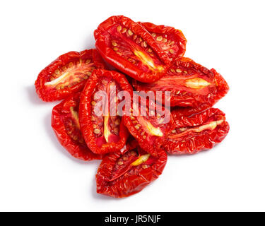 Haufen von sonnengetrockneten oder getrocknete Tomaten Hälften, Ansicht von oben. Schneidepfade, Schatten getrennt Stockfoto