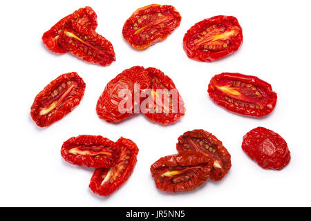 Getrocknete oder getrocknete Tomaten Hälften, Draufsicht, Singles und Paare. Schneidepfade, Schatten getrennt Stockfoto