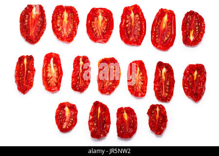 Getrocknete oder getrocknete Tomaten Hälften, Draufsicht, verschiedene Formen und Größen, Samen. Schneidepfade, Schatten getrennt Stockfoto