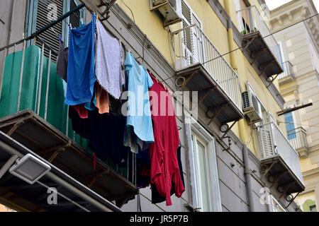 Trocknende Wäsche auf Balkon Stockfoto