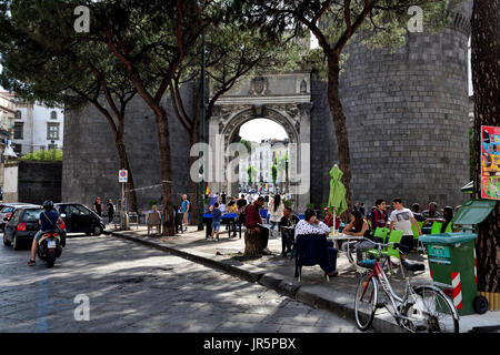 Altes Stadttor Porta Capuana und Plaza mit Essen Ständen, Neapel, Italien Stockfoto