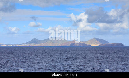 Die Küste der portugiesischen Insel Porto Santo im Nordatlantik wird dargestellt. Stockfoto