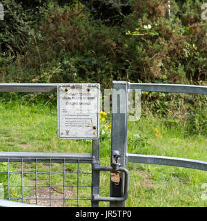 Turbary gemeinsame lokale Nature Reserve, weidende Tiere Hinweis auf gate Eingang Stockfoto