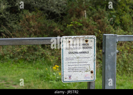 Turbary gemeinsame lokale Nature Reserve, weidende Tiere Hinweis auf gate Eingang Stockfoto