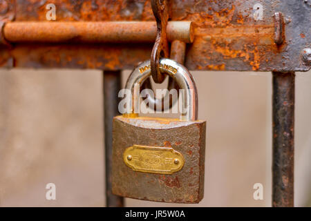 Riegel mit Vorhängeschloß stockfoto. Bild von gemasert - 14012516