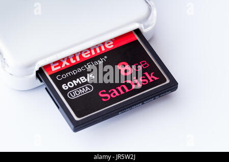 Compact Flash 8 Gb SanDisk Memory Card mit Kartenlesegerät Stockfoto