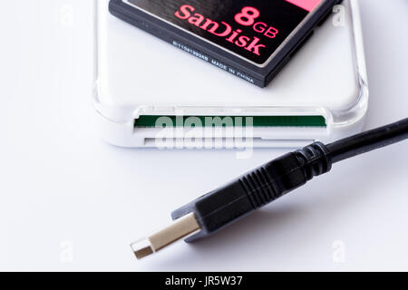 Compact Flash-Speicherkarte mit Kartenleser & USB-Kabel Stockfoto