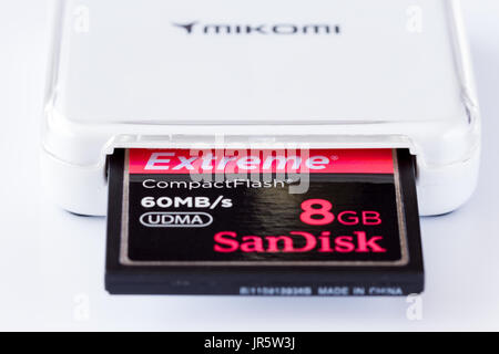 Compact Flash 8 GB Memory Card mit Kartenlesegerät Stockfoto