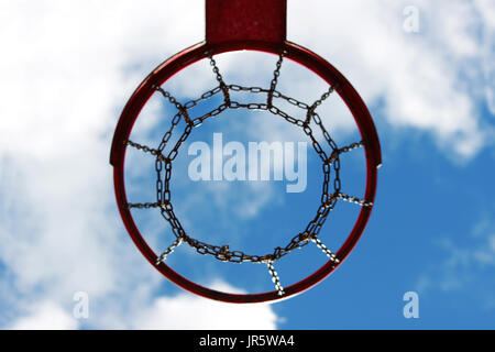 roten Basketball Hoop Blick von unten gegen den blauen Himmel Stockfoto