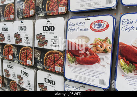 Prepaid-Geschenk-Karten-Anzeige im Costco Wholesale Store, USA Stockfoto