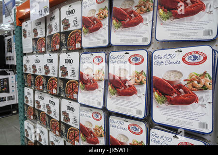 Prepaid-Geschenk-Karten-Anzeige im Costco Wholesale Store, USA Stockfoto