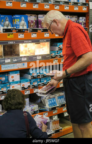 Zu zweit am Display bei Home Depot, Massachusetts Stockfoto