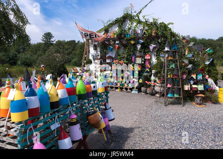 Bojen und Vogelhäuschen für Verkäufe an einem Straßenrand stehen außerhalb Ogunquit, Maine, USA. Stockfoto