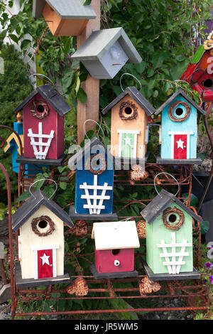 Vogelhäuschen für den Verkauf an einem Straßenrand stehen außerhalb Ogunquit, Maine, USA. Stockfoto