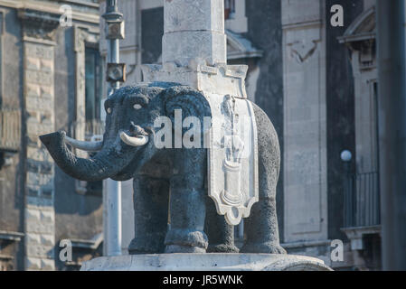 Catania Sizilien Elefant, Ansicht der Liotru-a Lava Rock elephant Unterstützung ein ägyptischer Obelisk auf dem Rücken in der Piazza del Duomo, Catania, Sizilien Stockfoto