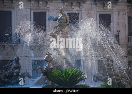 Brunnen Sizilien Syrakus, Blick auf den berühmten Brunnen von Artemis auf der Piazza Archimede in Ortigia, Syrakus (Siracusa) Sizilien. Stockfoto