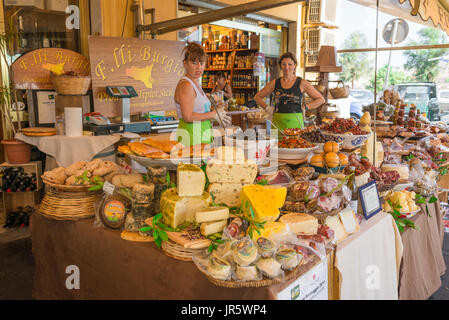 Sizilien Lebensmittelmarkt, Blick auf eine beliebte Feinkost Verkauf typisch sizilianischen Produkten auf dem Markt auf Ortigia (Ortygia) Insel, Syrakus, Sizilien, Stockfoto