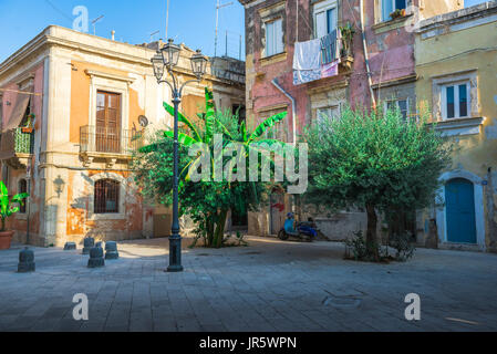 Ortigia Sizilien Altstadt, Blick im Sommer auf eine kleine geschlossene piazza in der historischen Altstadt von Ortigia, Syrakus (Siracusa), Sizilien. Stockfoto