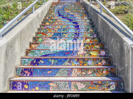 Detail der goldenen Tore Treppen Mosaik, 16 Avenue Fliesen- schritte Projekt, San Francisco, Kalifornien, USA Stockfoto