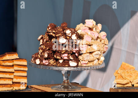 Kuchen und Süßwaren auf Anzeigen für Verkauf klebrigen süßen Köstlichkeiten Toffees Pfannkuchen Pralinen Butterkekse ecclairs Stockfoto