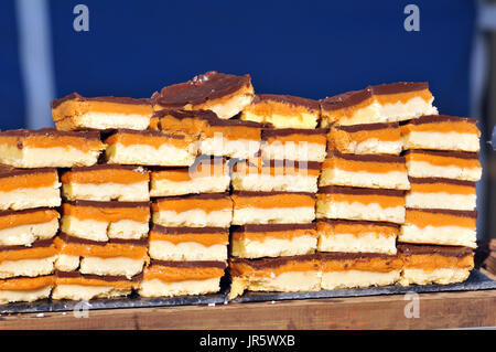 Kuchen und Süßwaren auf Anzeigen für Verkauf klebrigen süßen Köstlichkeiten Toffees Pfannkuchen Pralinen Butterkekse ecclairs Stockfoto