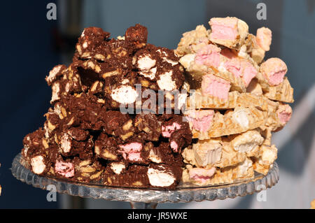 Kuchen und Süßwaren auf Anzeigen für Verkauf klebrigen süßen Köstlichkeiten Toffees Pfannkuchen Pralinen Butterkekse ecclairs Stockfoto