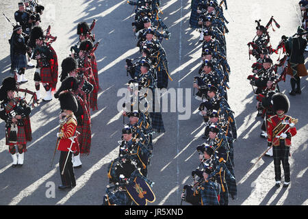 Die massed Pipes and Drums während der Royal Edinburgh Military Tattoo Vorschau Abend am Edinburgh Castle. Stockfoto