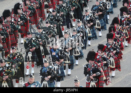 Die massed Pipes and Drums während der Royal Edinburgh Military Tattoo Vorschau Abend am Edinburgh Castle. Stockfoto