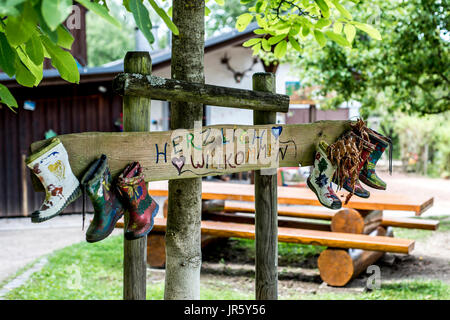 Party Label Gummistiefel unterzeichnen Holz Wald-Baum-Haus Herzlich Willkommen heißt willkommen Stockfoto