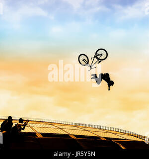 Extrem Sport. Silhouette eines jungen Mannes, der einen Sprung mit einem bmx-Bike auf dem Hintergrund der hellen Himmel zu tun. Riskanter Moment des Fallens fällt in den Rahmen der Stockfoto