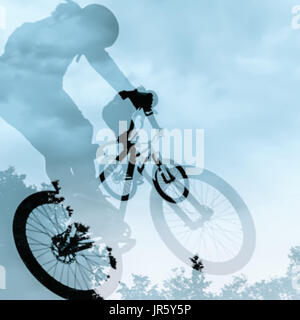 Nahaufnahme der doppelte Silhouette von unbekannten jungen Mann einen Sprung mit einem bmx-Rad gegen blauen Himmel zu tun. Extrem Sport und Risiko Stockfoto